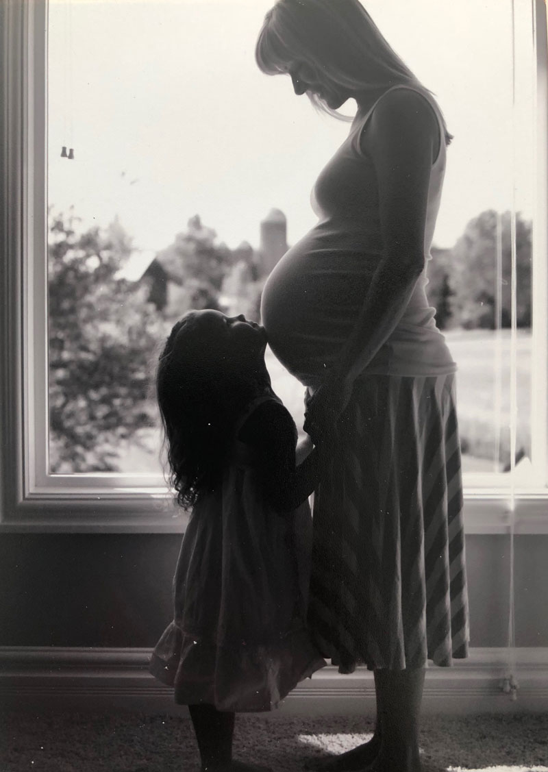 kellie-b1-i7 A pregnant woman and a little girl
